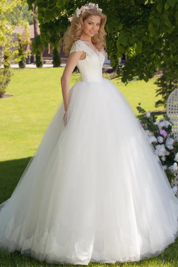 Vestido de novia de tul con escote en V, fruncido y mangas casquillo